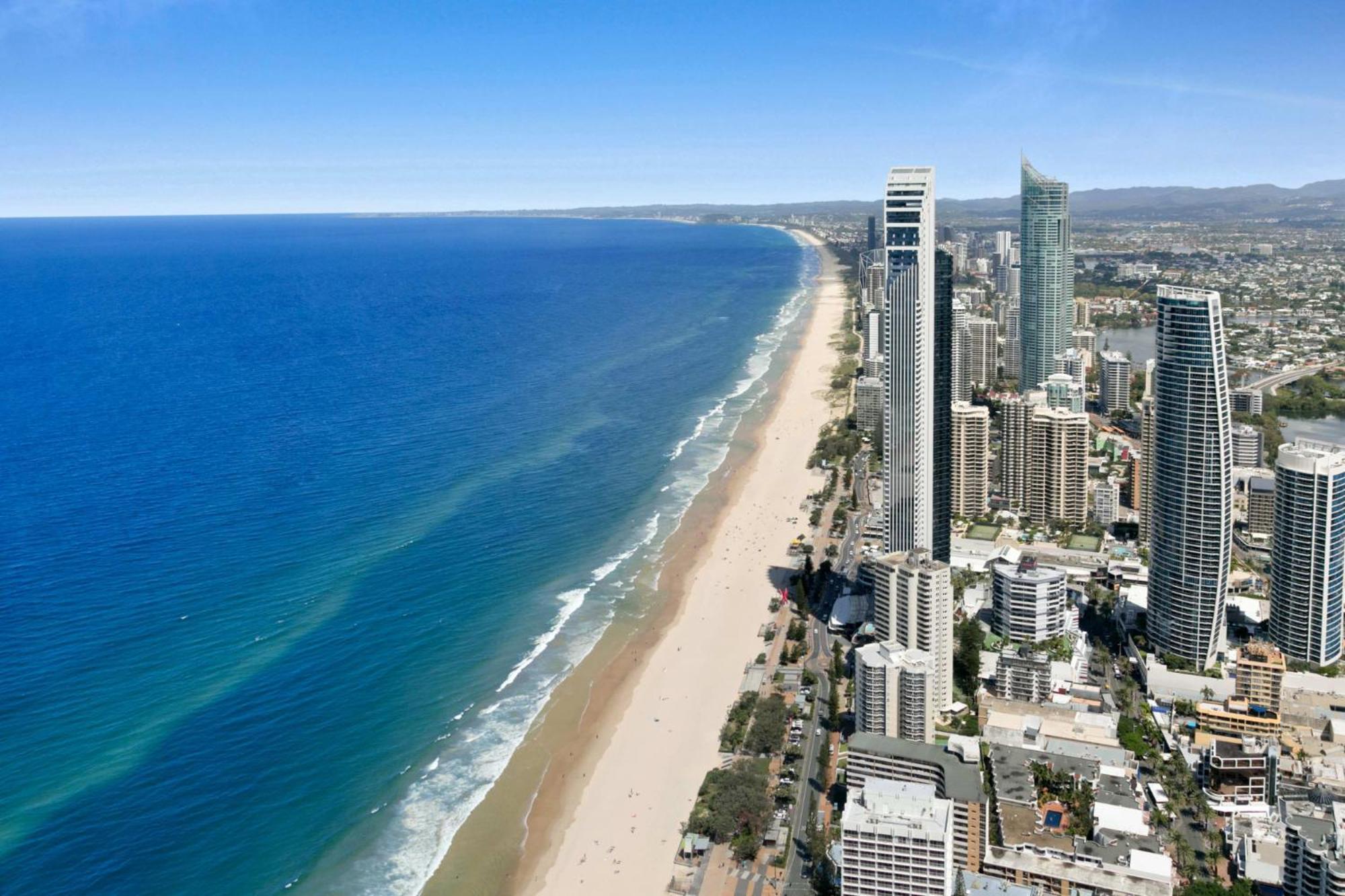 Oceanfront 3-bed With Stunning Views, Pool & Sauna Gold Coast
